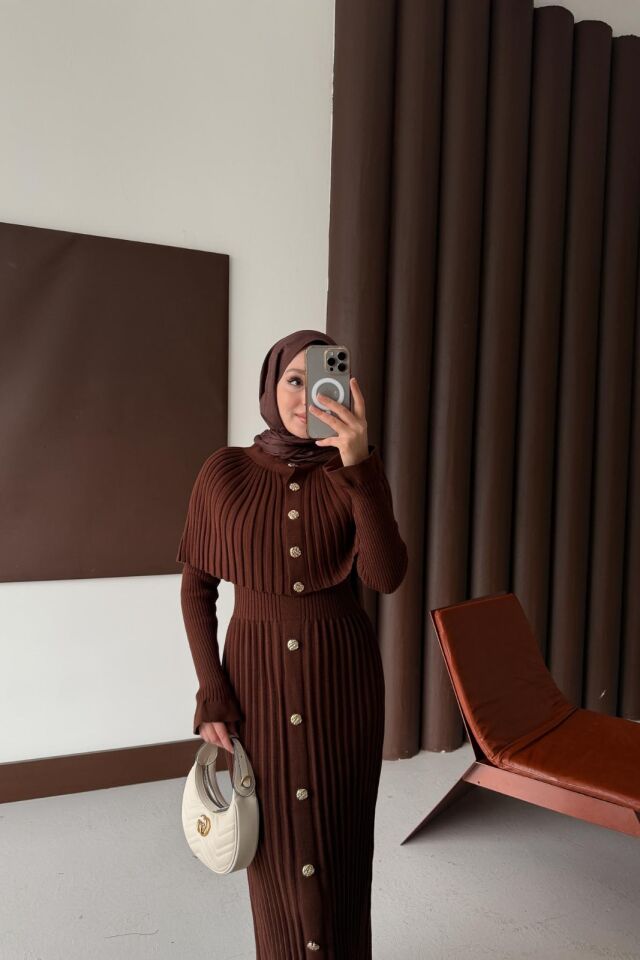 Düğme Detaylı Pelerinli Elbise Kahverengi